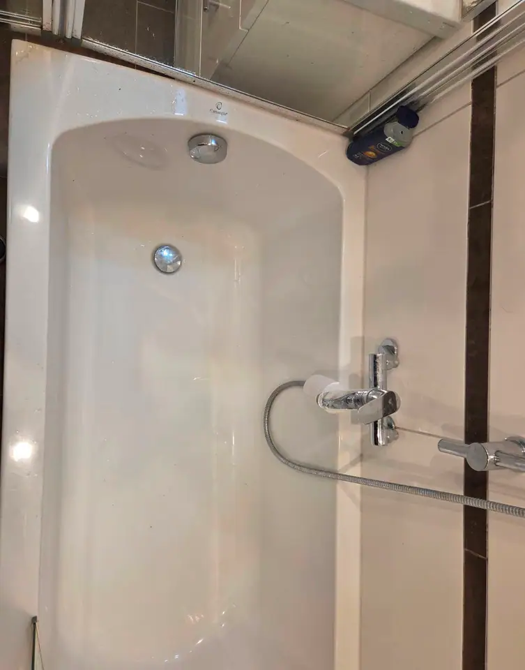 Badewanne in München stark zugesetzt – vor der Reinigung